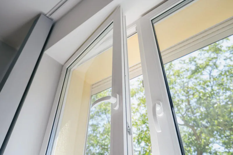 Cửa sổ uPVC 2 cánh mở quay lật trong