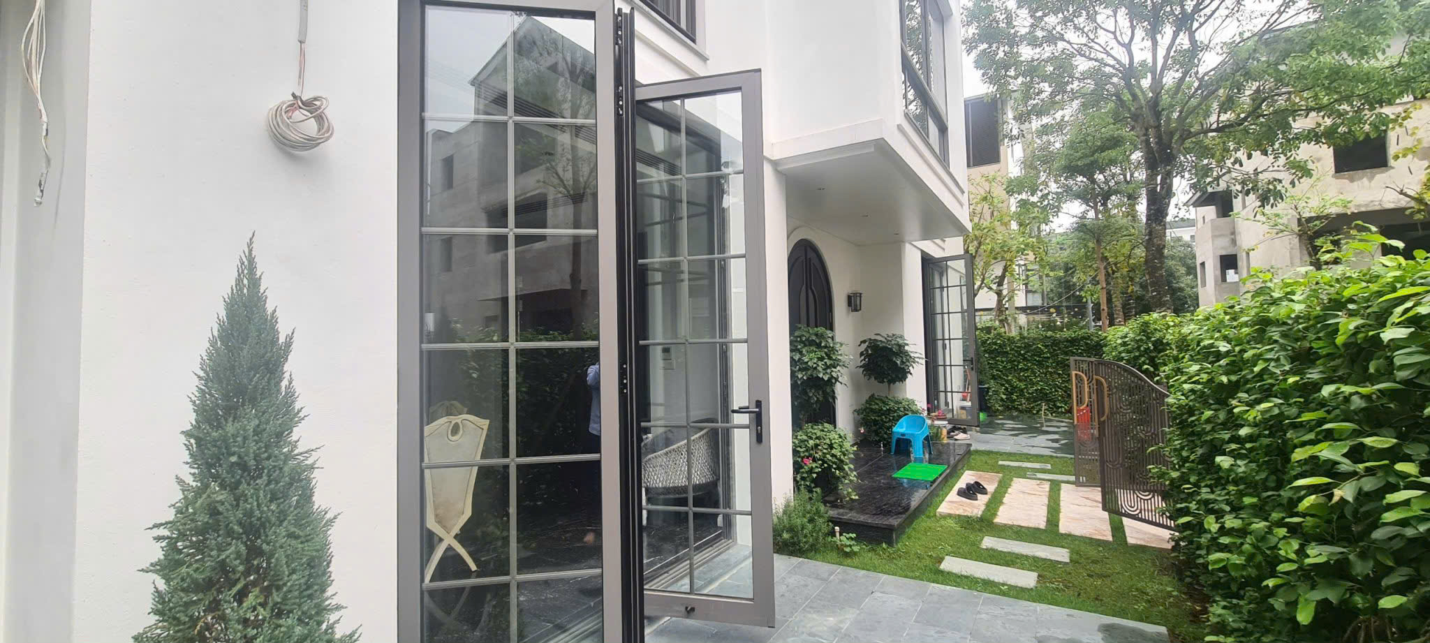 Cửa đi xếp trượt nhôm Eurowindow