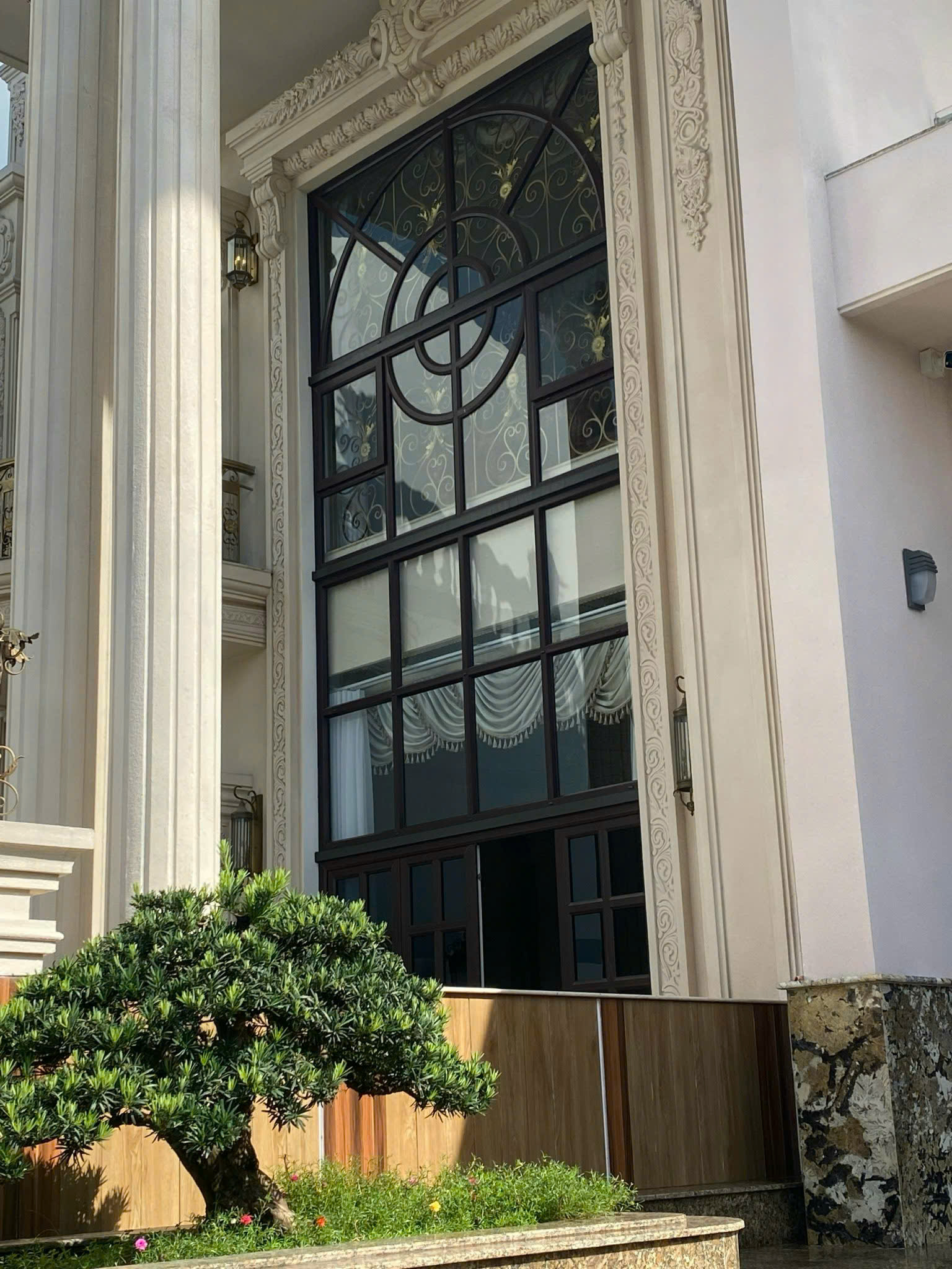 Cửa nhựa Eurowindow màu gỗ