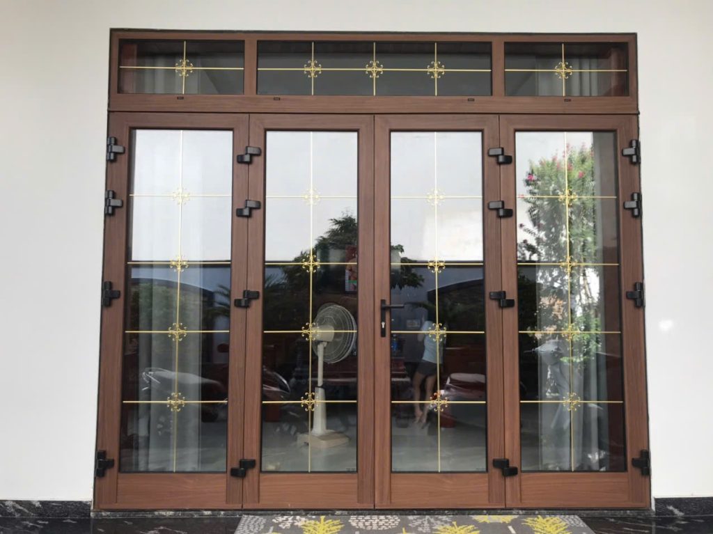 Cửa nhôm màu vân gỗ Eurowindow