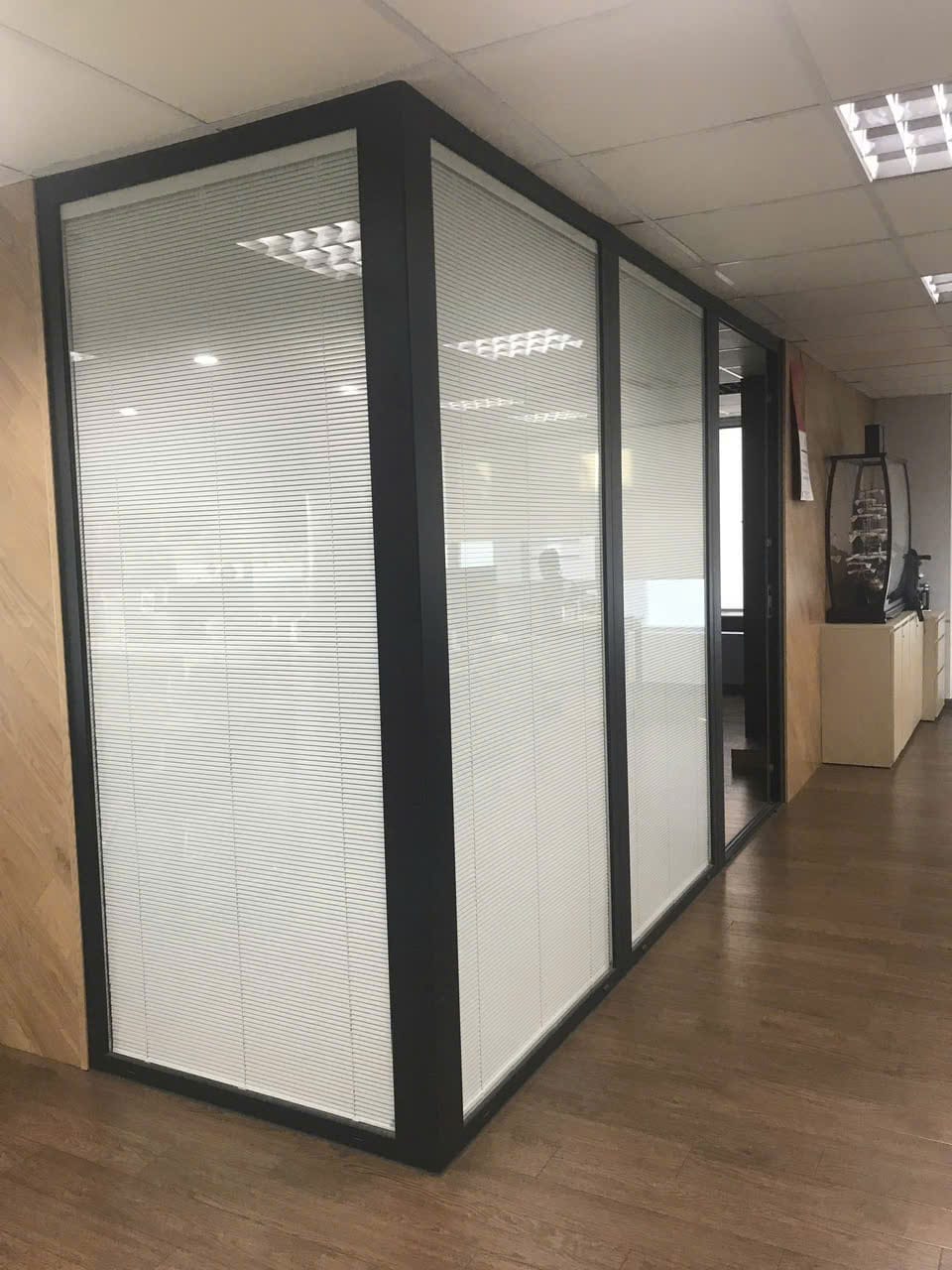 Vách nhôm rèm trong hộp kính Eurowindow