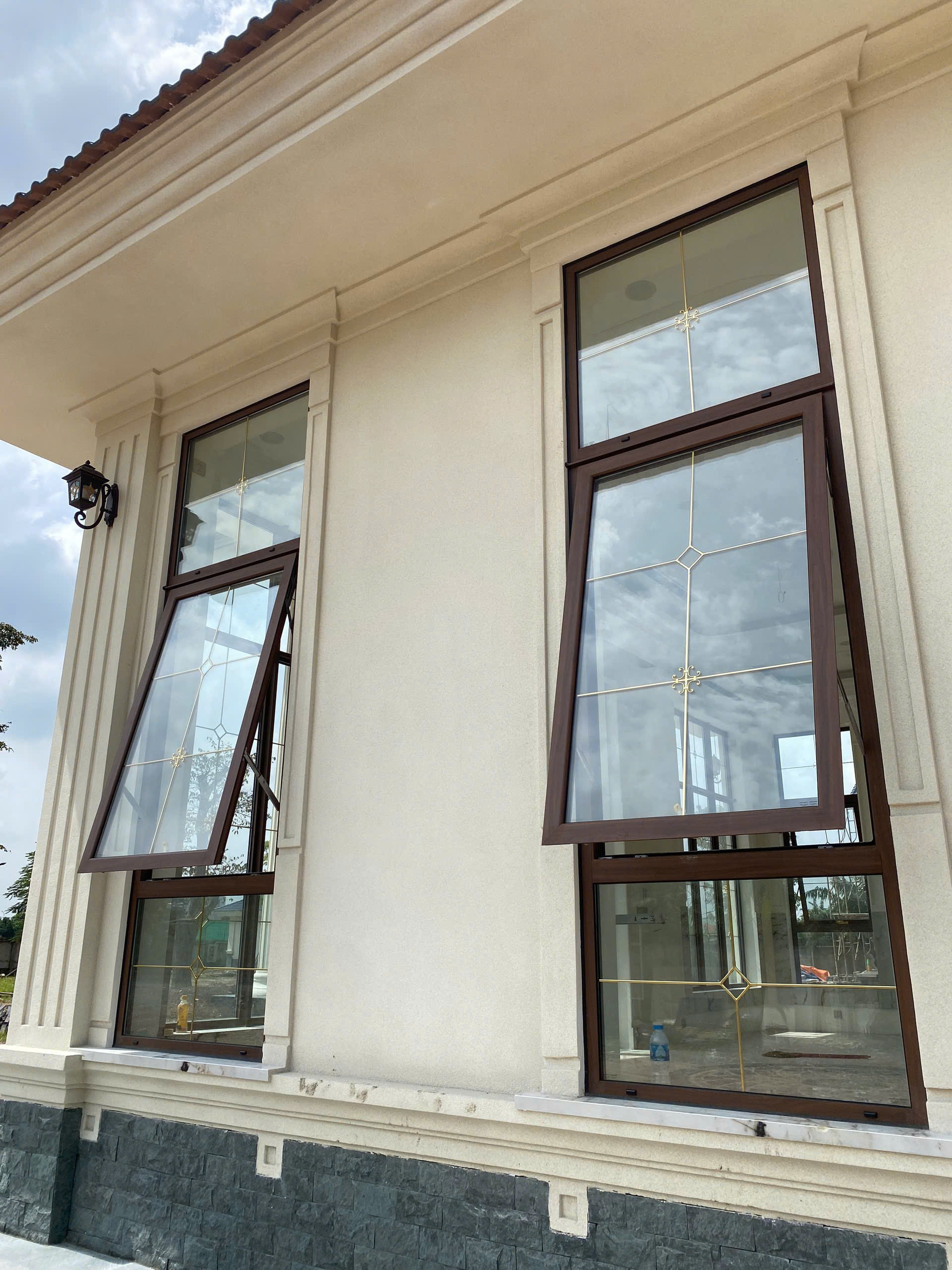 Cửa sổ mở hất nhôm Eurowindow 